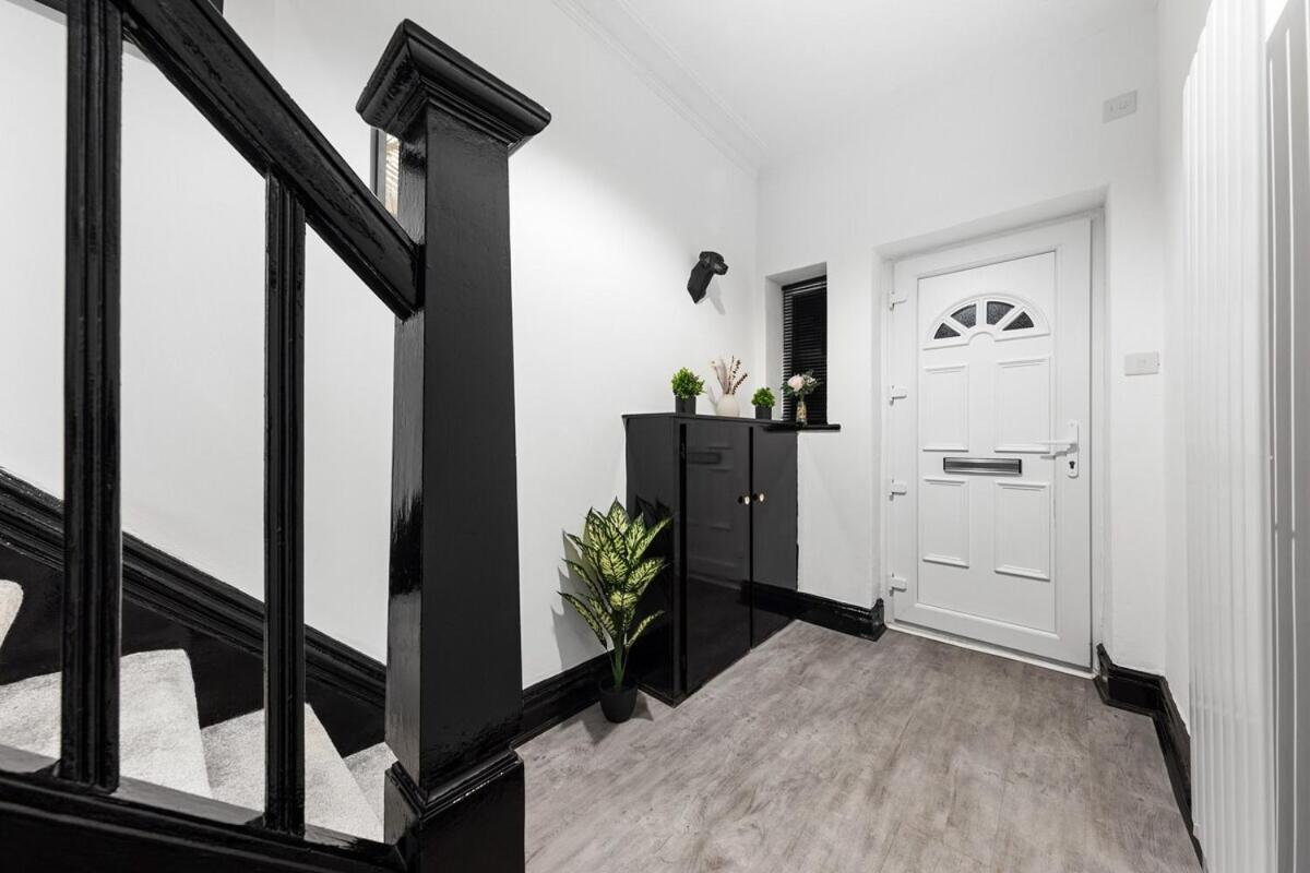 Luxury By The Sea, Beautiful 3 Bedroom House With Fast Wifi, King Bed, Lovely Garden! Blackpool's Finest Getaway Experience For Up To 8 Guests! *