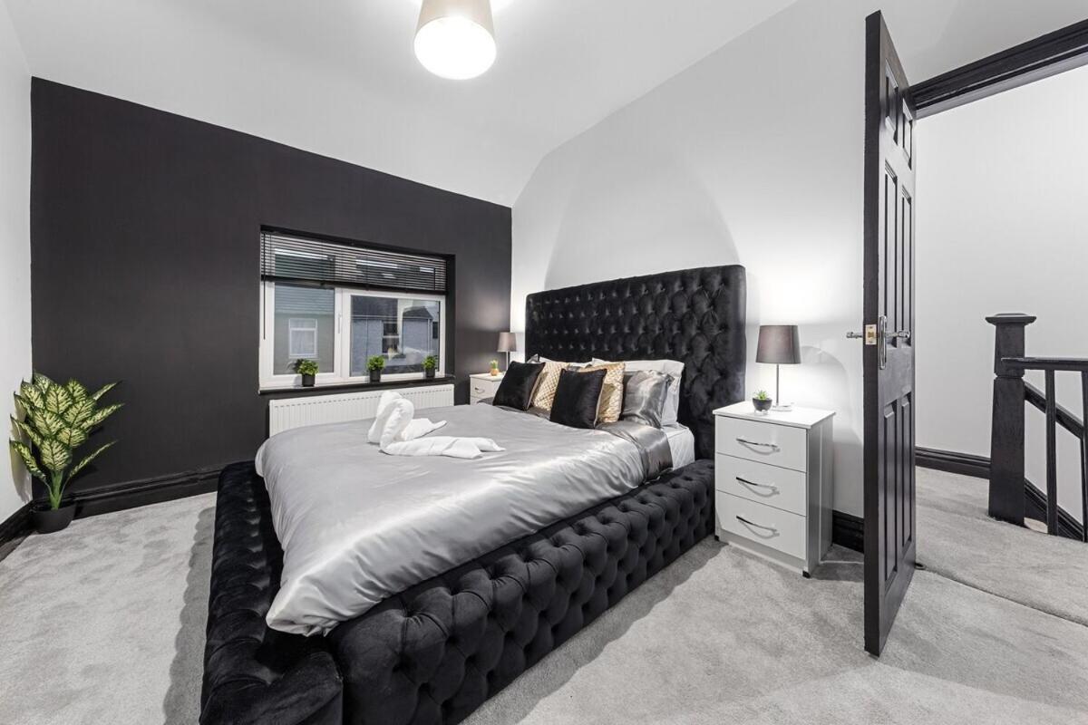 Luxury By The Sea, Beautiful 3 Bedroom House With Fast Wifi, King Bed, Lovely Garden! Blackpool's Finest Getaway Experience For Up To 8 Guests! Holiday home