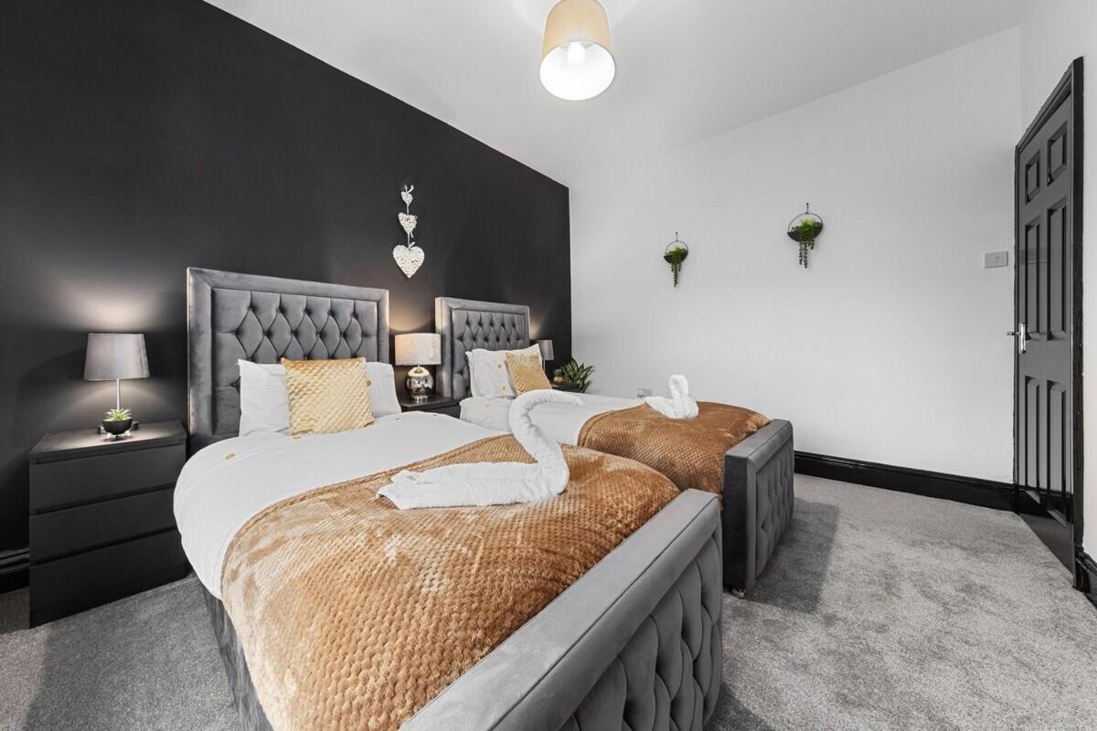 Luxury By The Sea, Beautiful 3 Bedroom House With Fast Wifi, King Bed, Lovely Garden! Blackpool's Finest Getaway Experience For Up To 8 Guests!