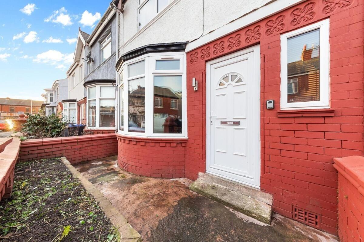 Luxury By The Sea, Beautiful 3 Bedroom House With Fast Wifi, King Bed, Lovely Garden! Blackpool's Finest Getaway Experience For Up To 8 Guests! Holiday home *