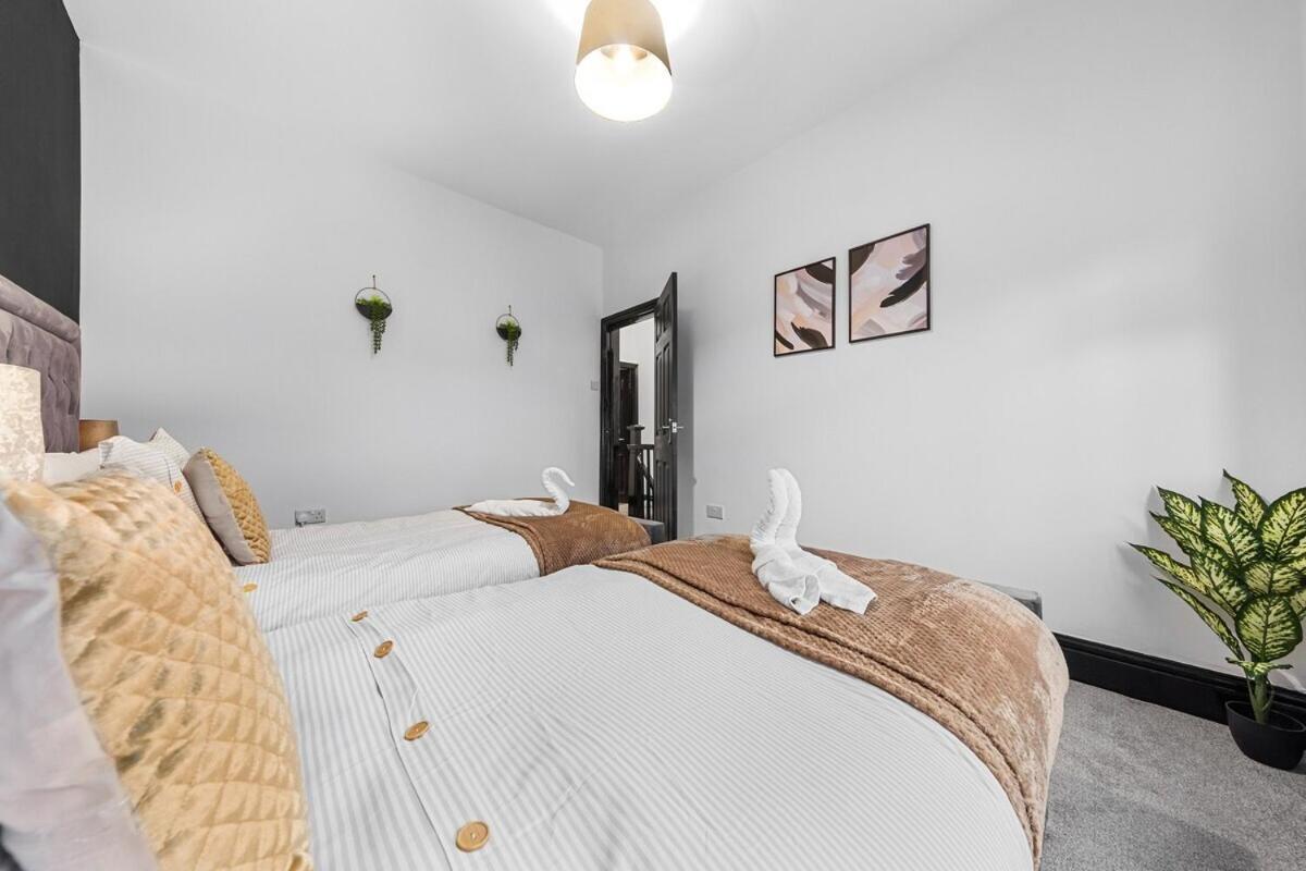 Luxury By The Sea, Beautiful 3 Bedroom House With Fast Wifi, King Bed, Lovely Garden! Blackpool's Finest Getaway Experience For Up To 8 Guests! * Blackpool