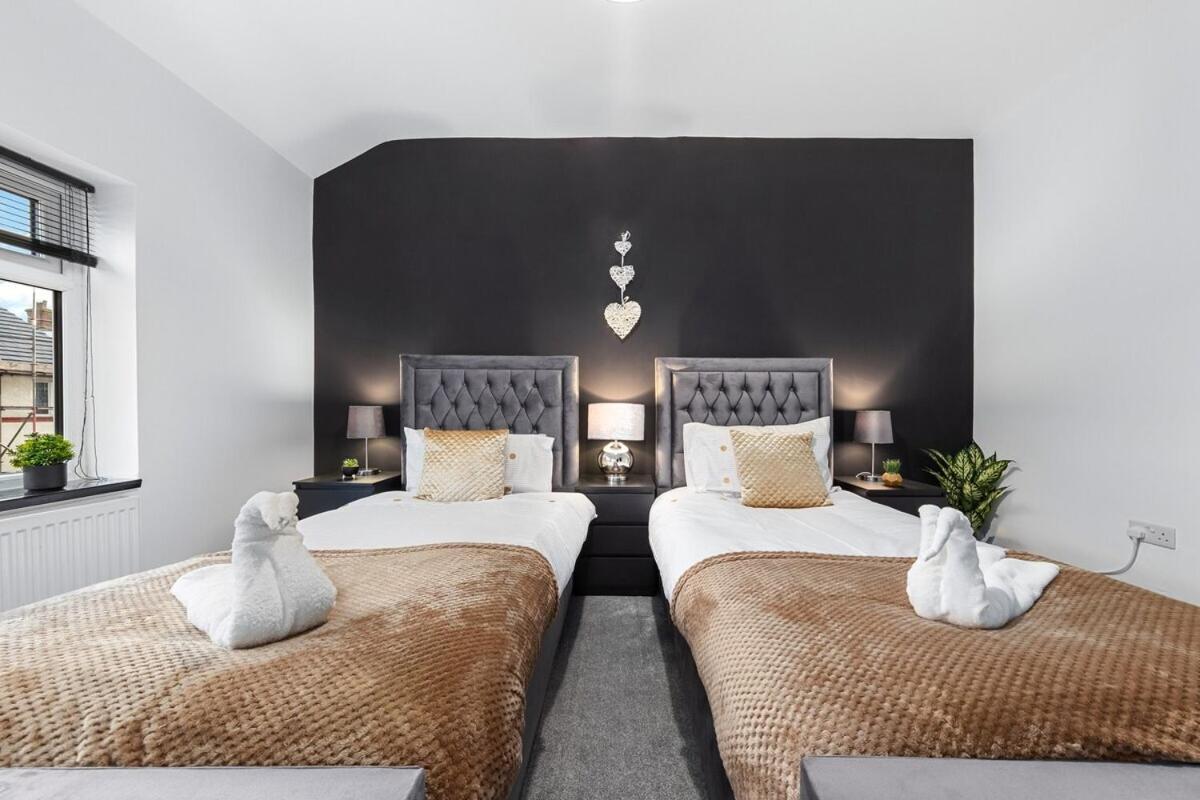 Luxury By The Sea, Beautiful 3 Bedroom House With Fast Wifi, King Bed, Lovely Garden! Blackpool's Finest Getaway Experience For Up To 8 Guests! Holiday home Blackpool