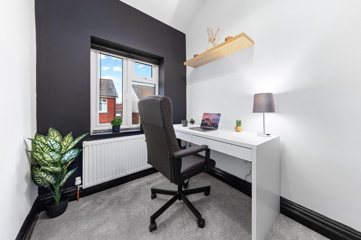 Luxury By The Sea, Beautiful 3 Bedroom House With Fast Wifi, King Bed, Lovely Garden! Blackpool's Finest Getaway Experience For Up To 8 Guests! Holiday home *