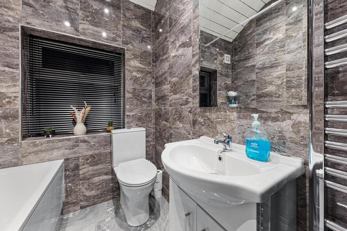 Holiday home Luxury By The Sea, Beautiful 3 Bedroom House With Fast Wifi, King Bed, Lovely Garden! Blackpool's Finest Getaway Experience For Up To 8 Guests! Blackpool