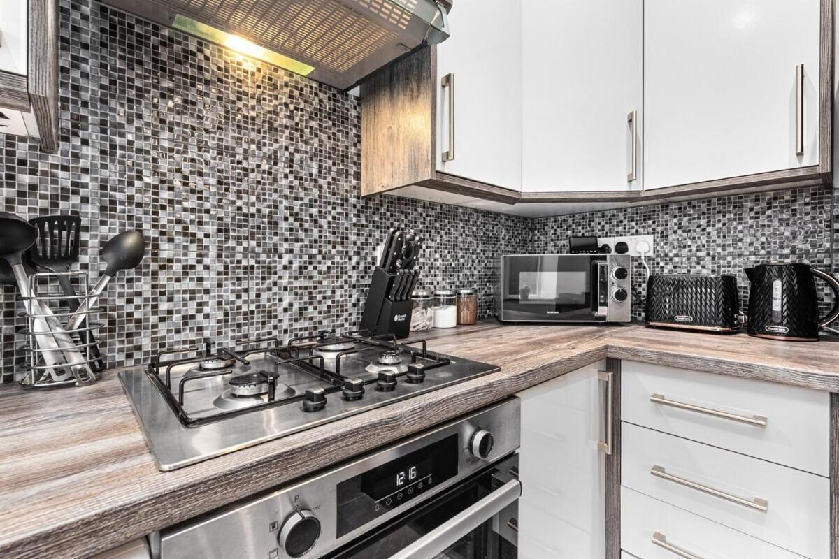 Luxury By The Sea, Beautiful 3 Bedroom House With Fast Wifi, King Bed, Lovely Garden! Blackpool's Finest Getaway Experience For Up To 8 Guests! *