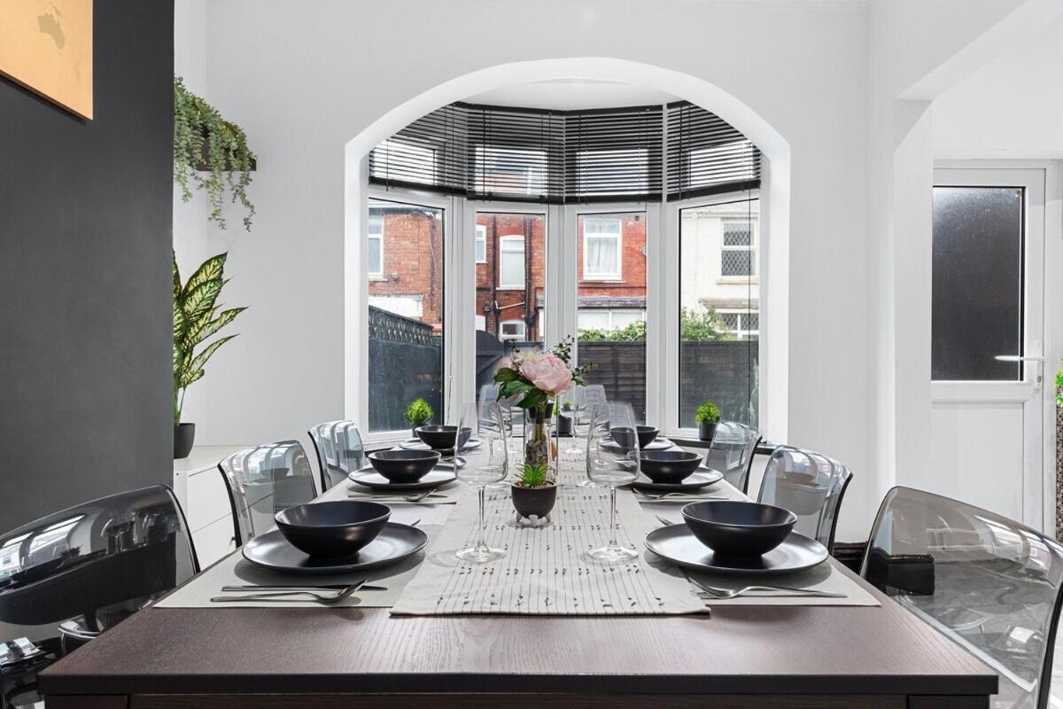 Luxury By The Sea, Beautiful 3 Bedroom House With Fast Wifi, King Bed, Lovely Garden! Blackpool's Finest Getaway Experience For Up To 8 Guests! Holiday home *