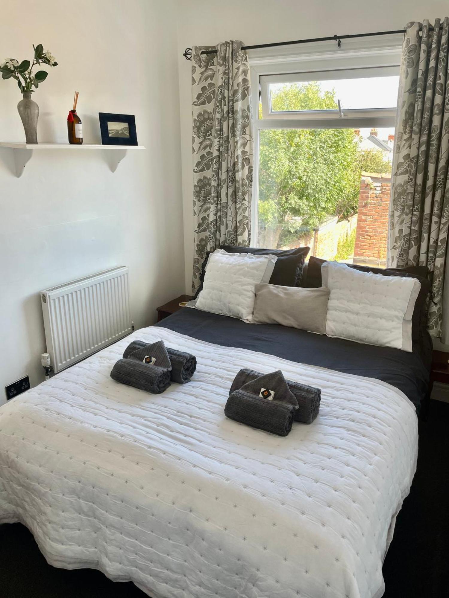 Holiday home Entire In With Free Parking And A Private Patio Garden