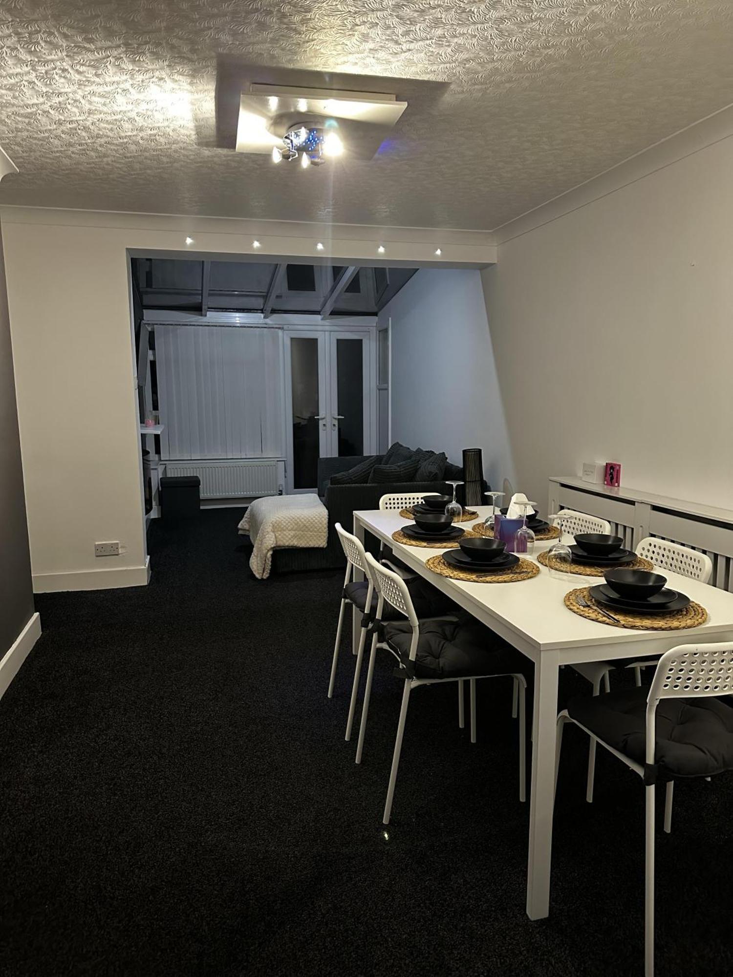 3 Bed House In With Cinema & Hot Tub *