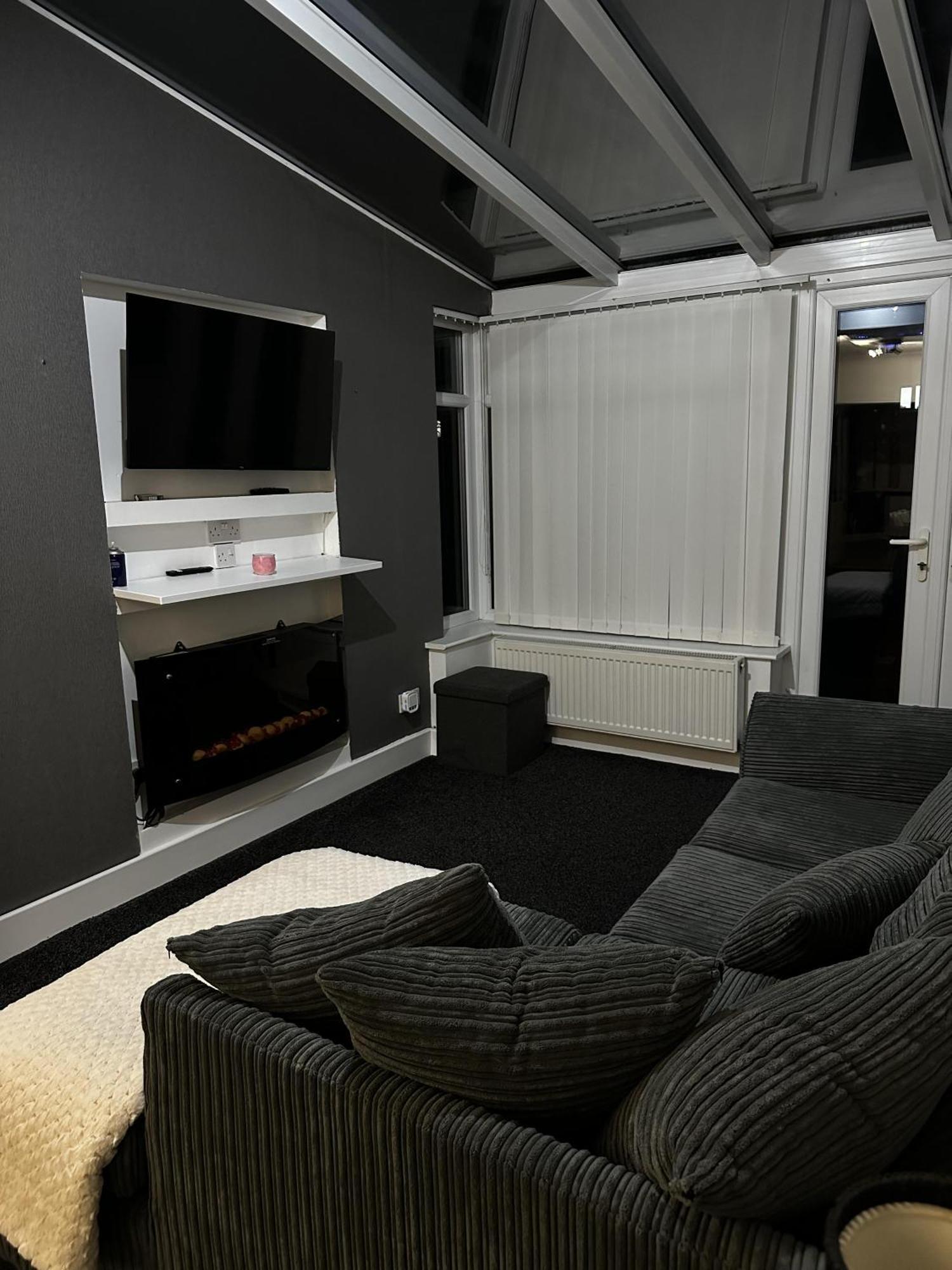 3 Bed House In With Cinema & Hot Tub * Blackpool