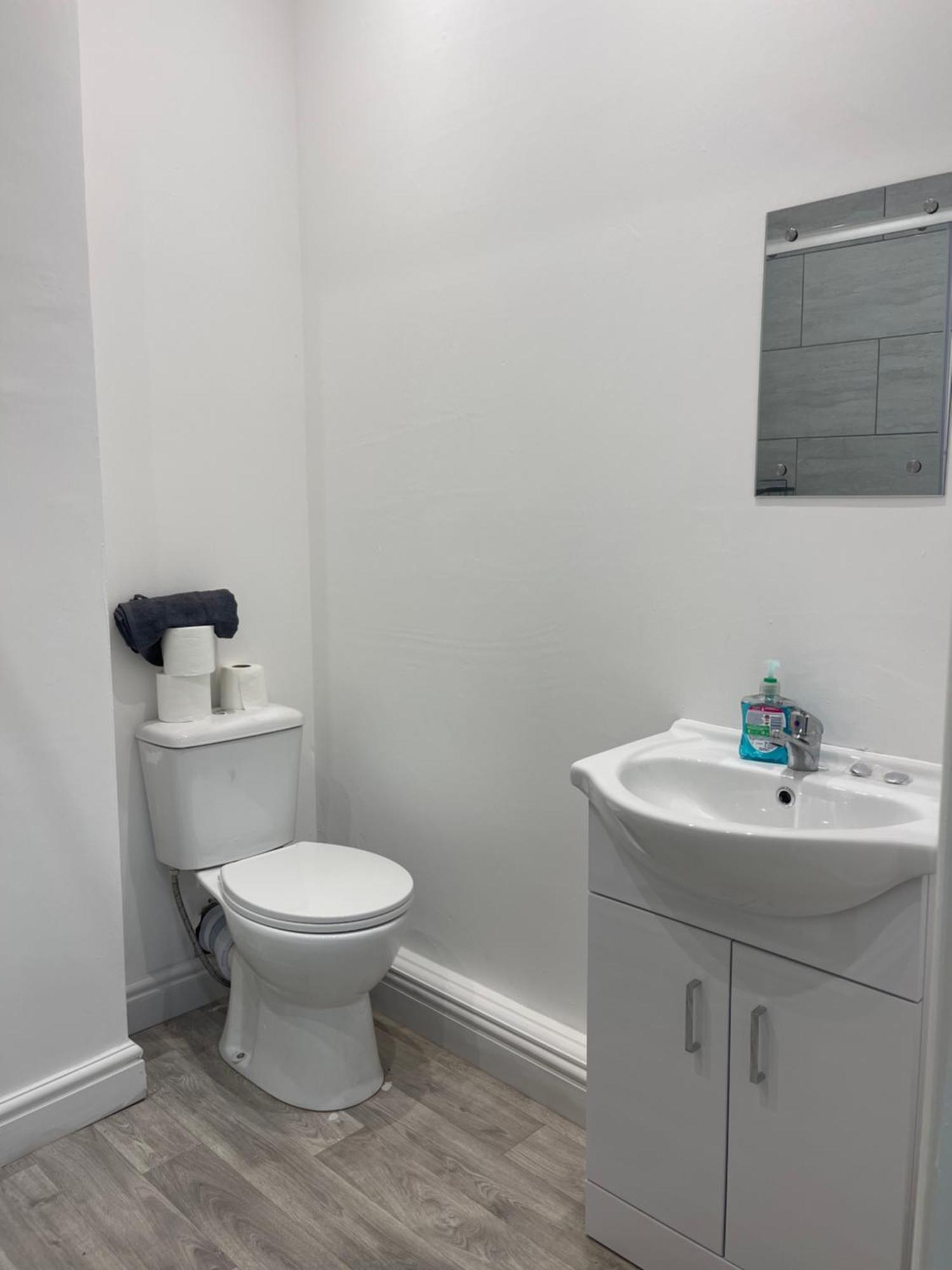Ground Floor - Balmoral - 2 - Sleeps 6 Free Wifi Apartment *