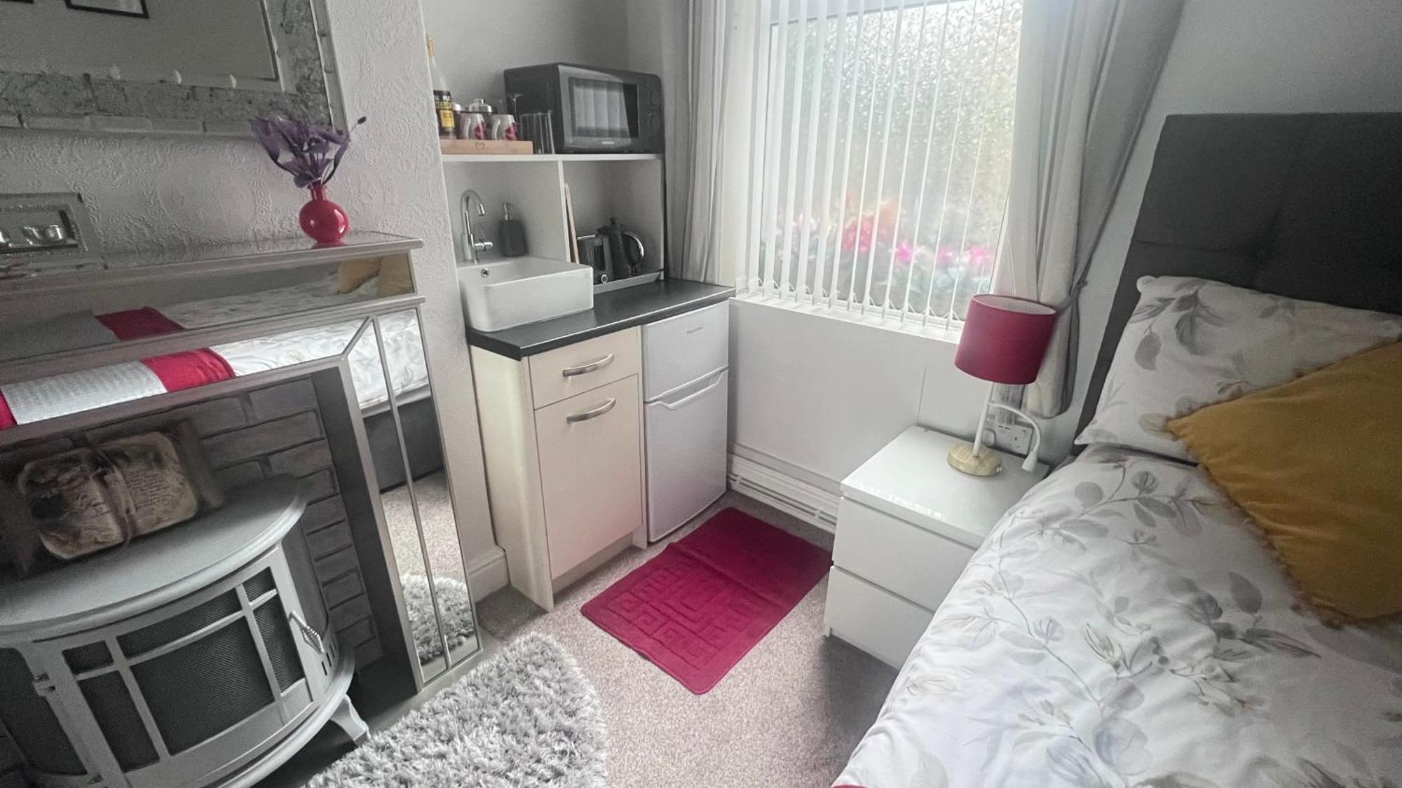 Victoria House - Self Catering Quiet - Adult Singles And Couples Only Guest house *