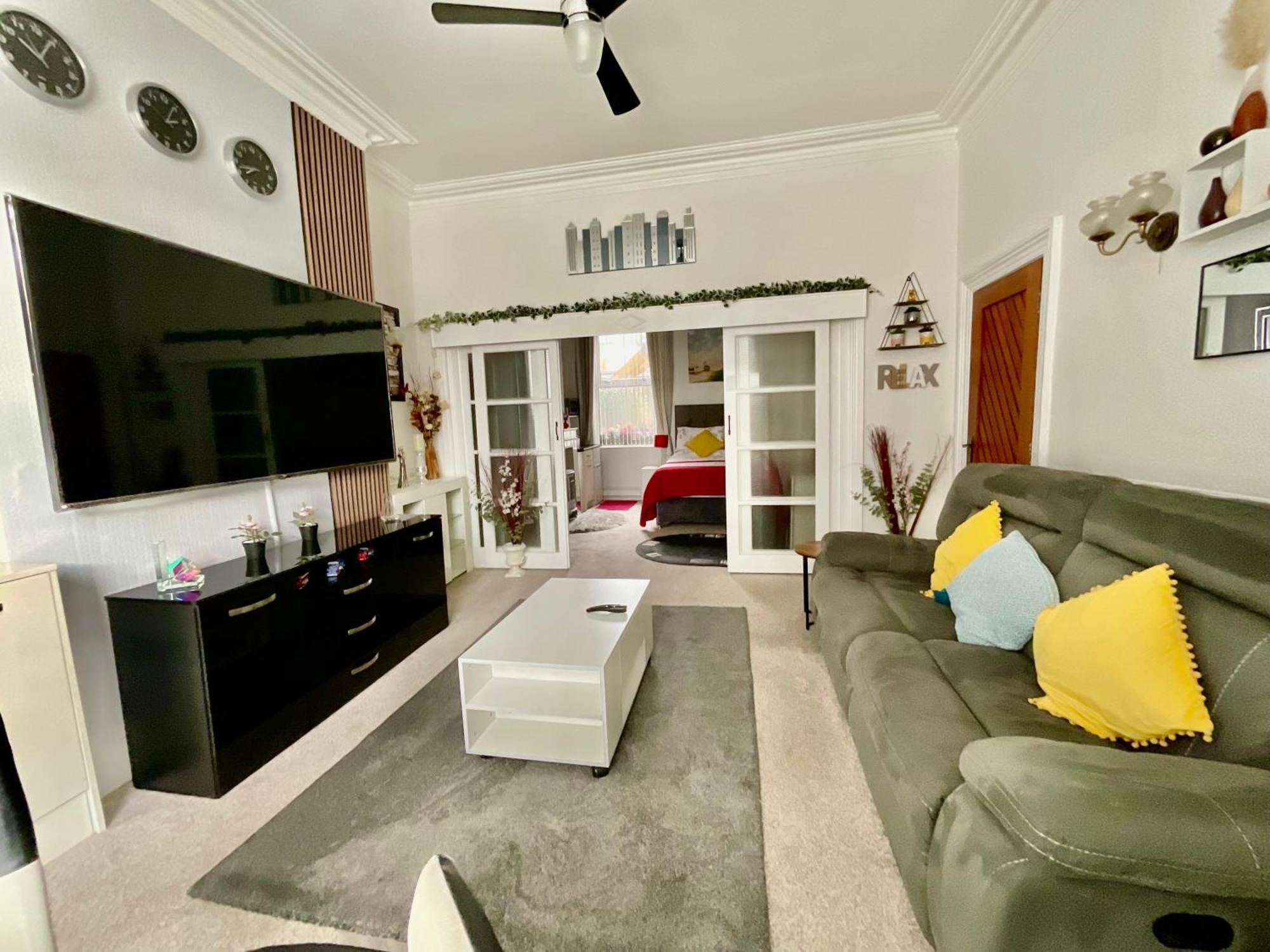 Victoria House - Self Catering Quiet - Adult Singles And Couples Only Guest house