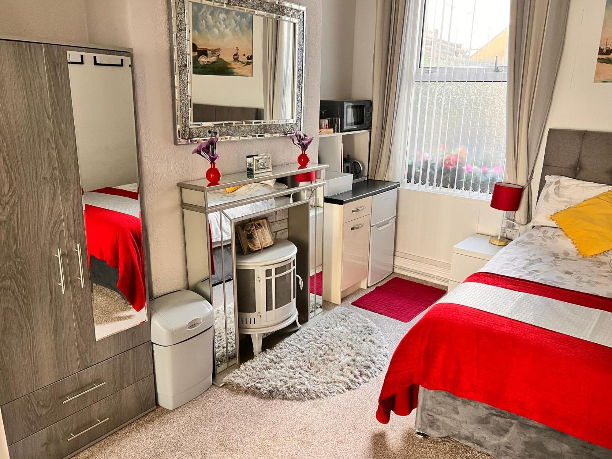 Guest house Victoria House - Self Catering Quiet - Adult Singles And Couples Only