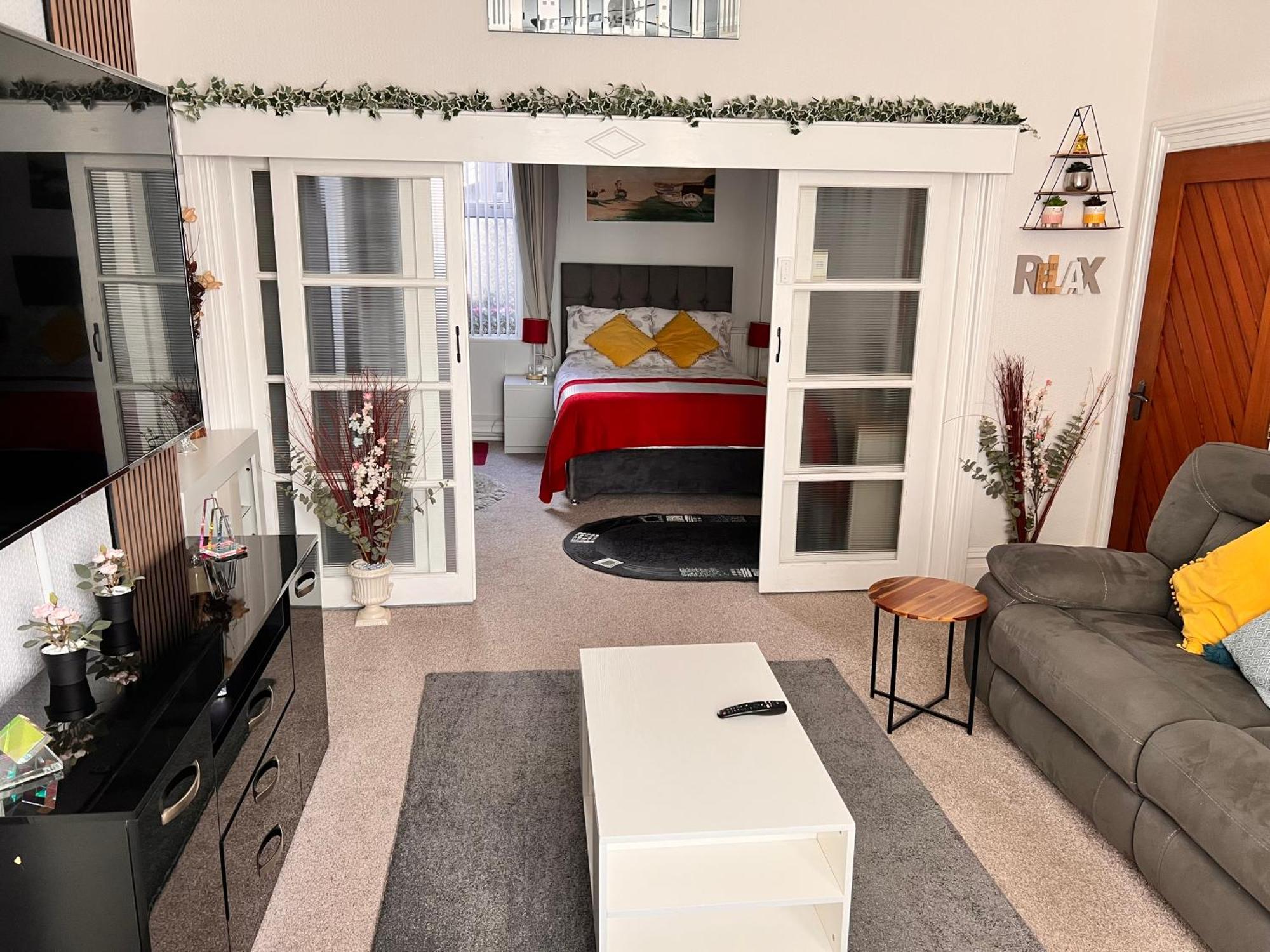Victoria House - Self Catering Quiet - Adult Singles And Couples Only Guest house *