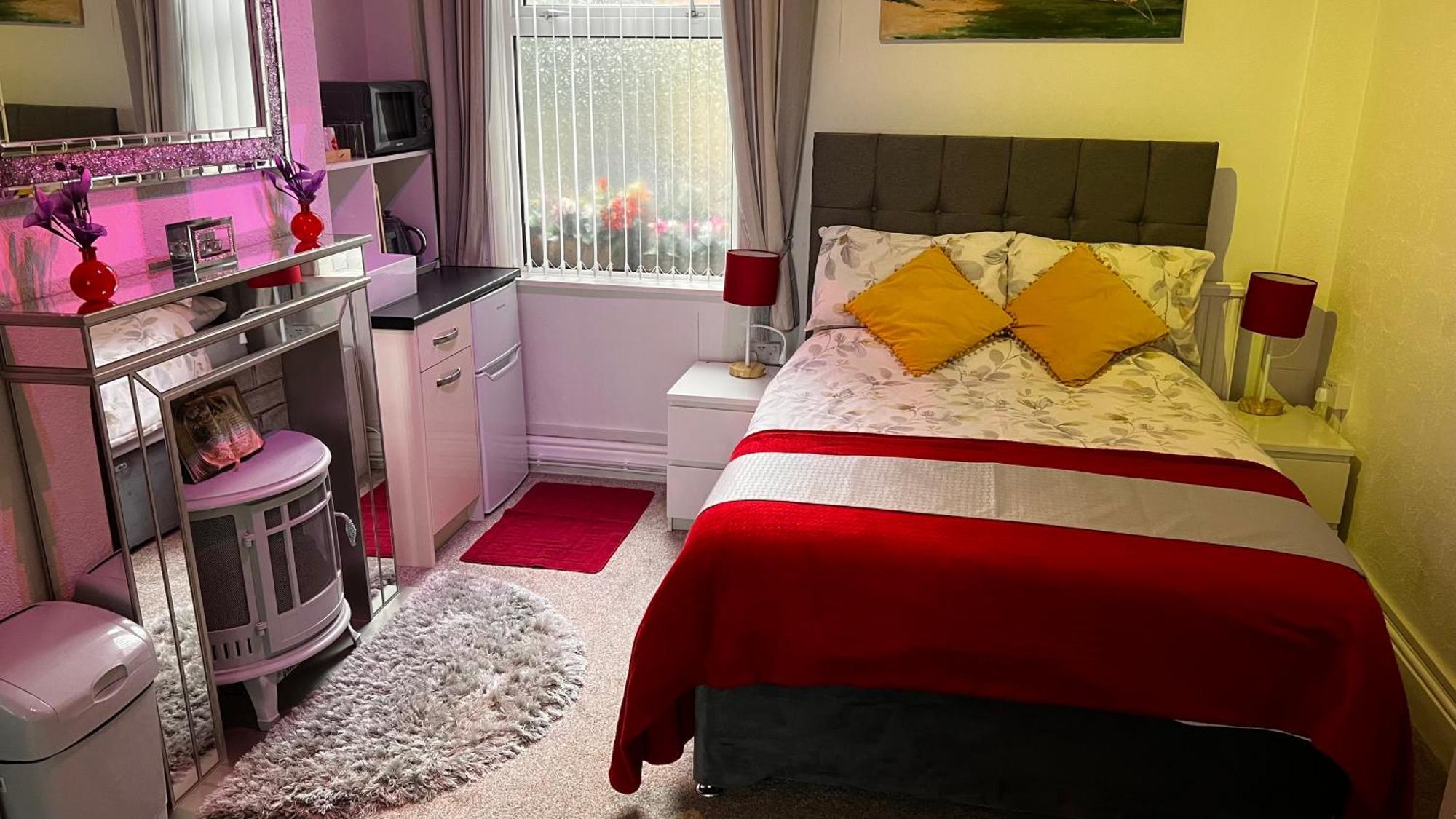 Guest house Victoria House - Self Catering Quiet - Adult Singles And Couples Only *