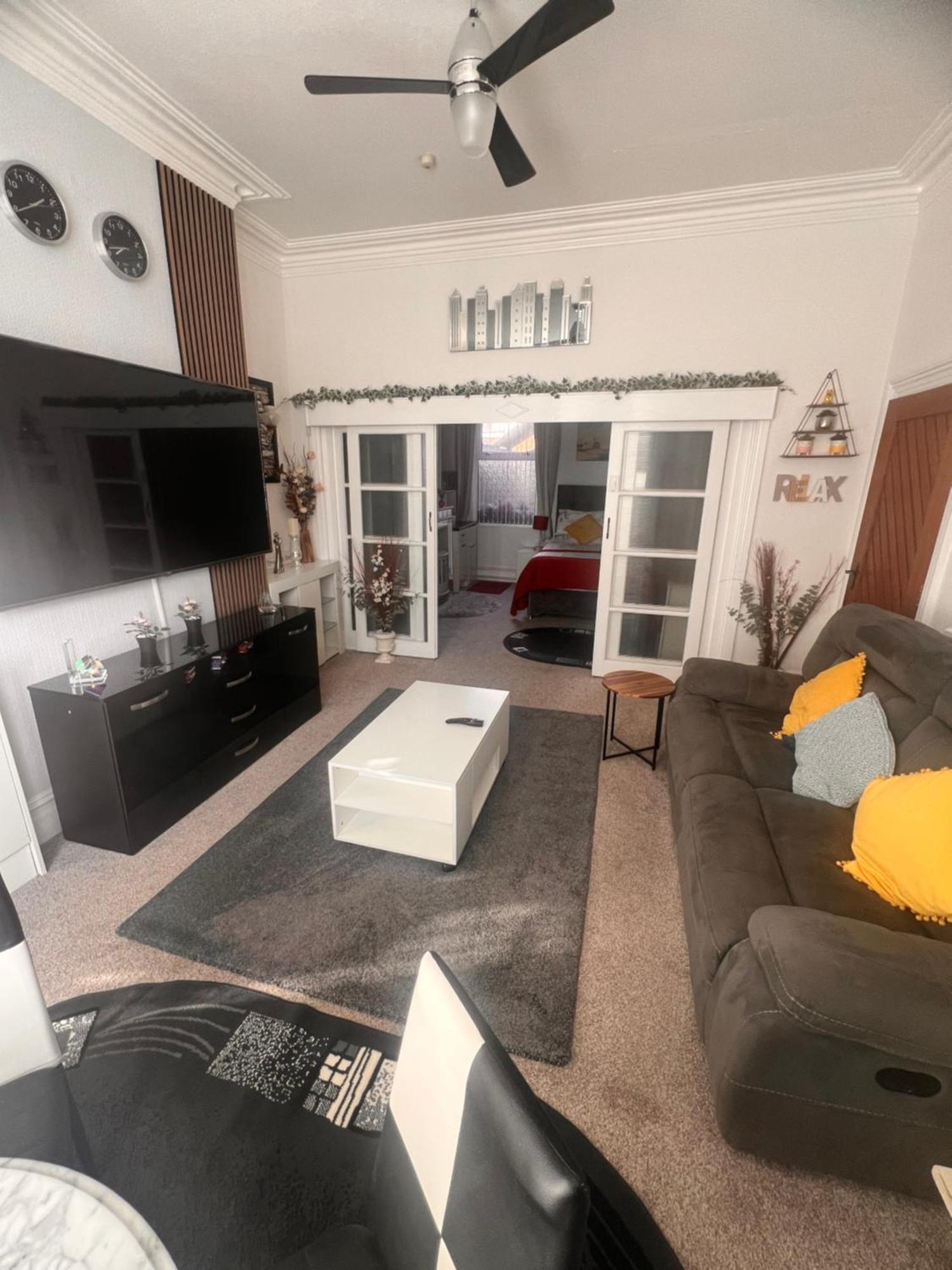 Victoria House - Self Catering Quiet - Adult Singles And Couples Only *