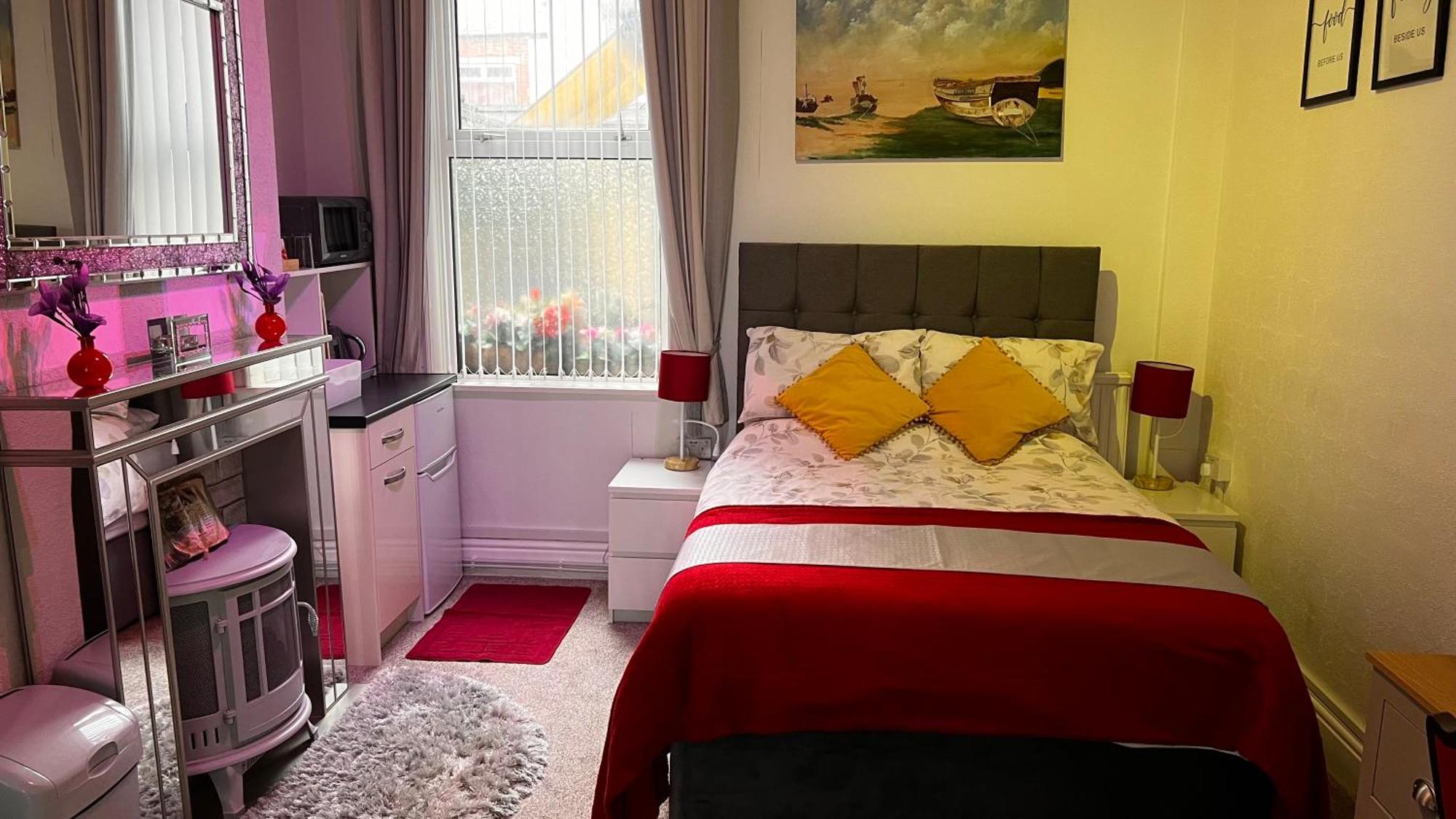 Victoria House - Self Catering Quiet - Adult Singles And Couples Only Guest house