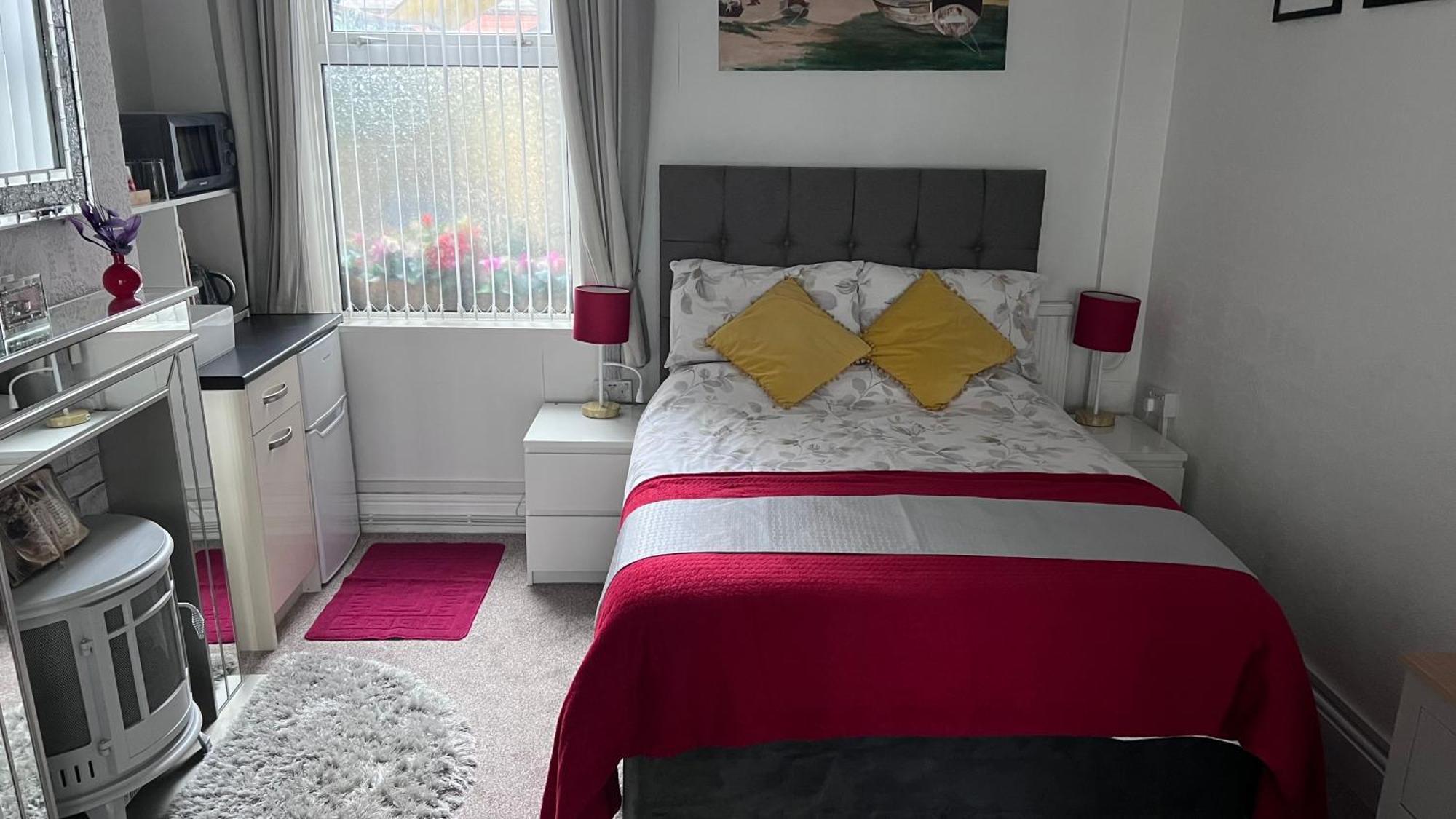 Guest house Victoria House - Self Catering Quiet - Adult Singles And Couples Only