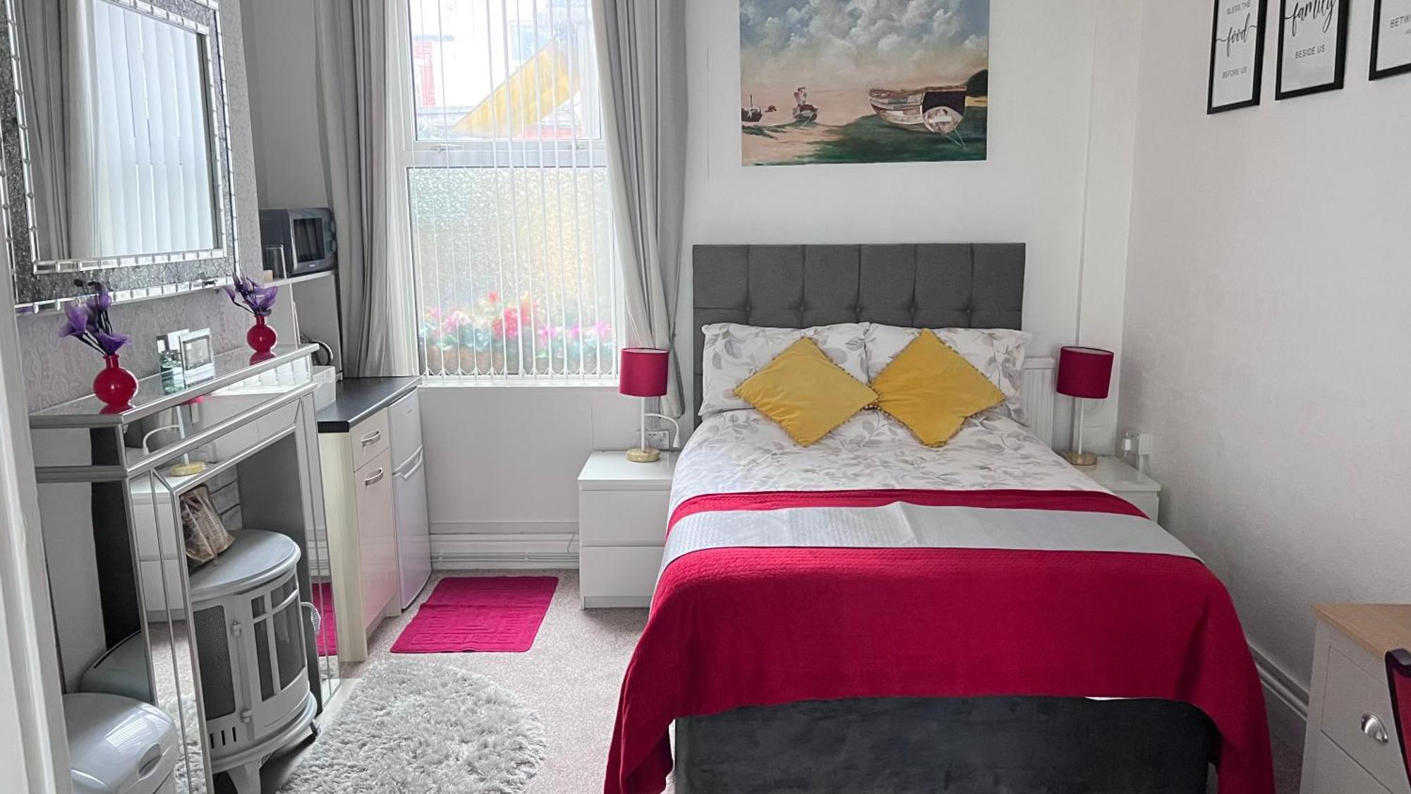 Victoria House - Self Catering Quiet - Adult Singles And Couples Only *