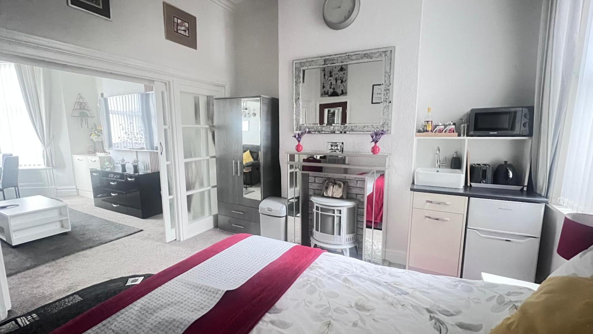 Victoria House - Self Catering Quiet - Adult Singles And Couples Only Blackpool