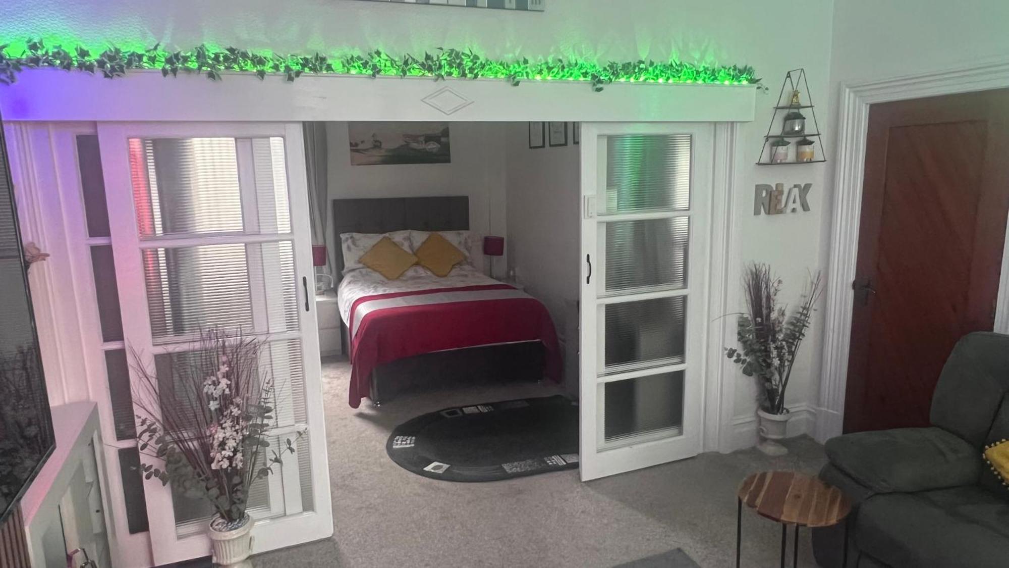 Victoria House - Self Catering Quiet - Adult Singles And Couples Only Guest house