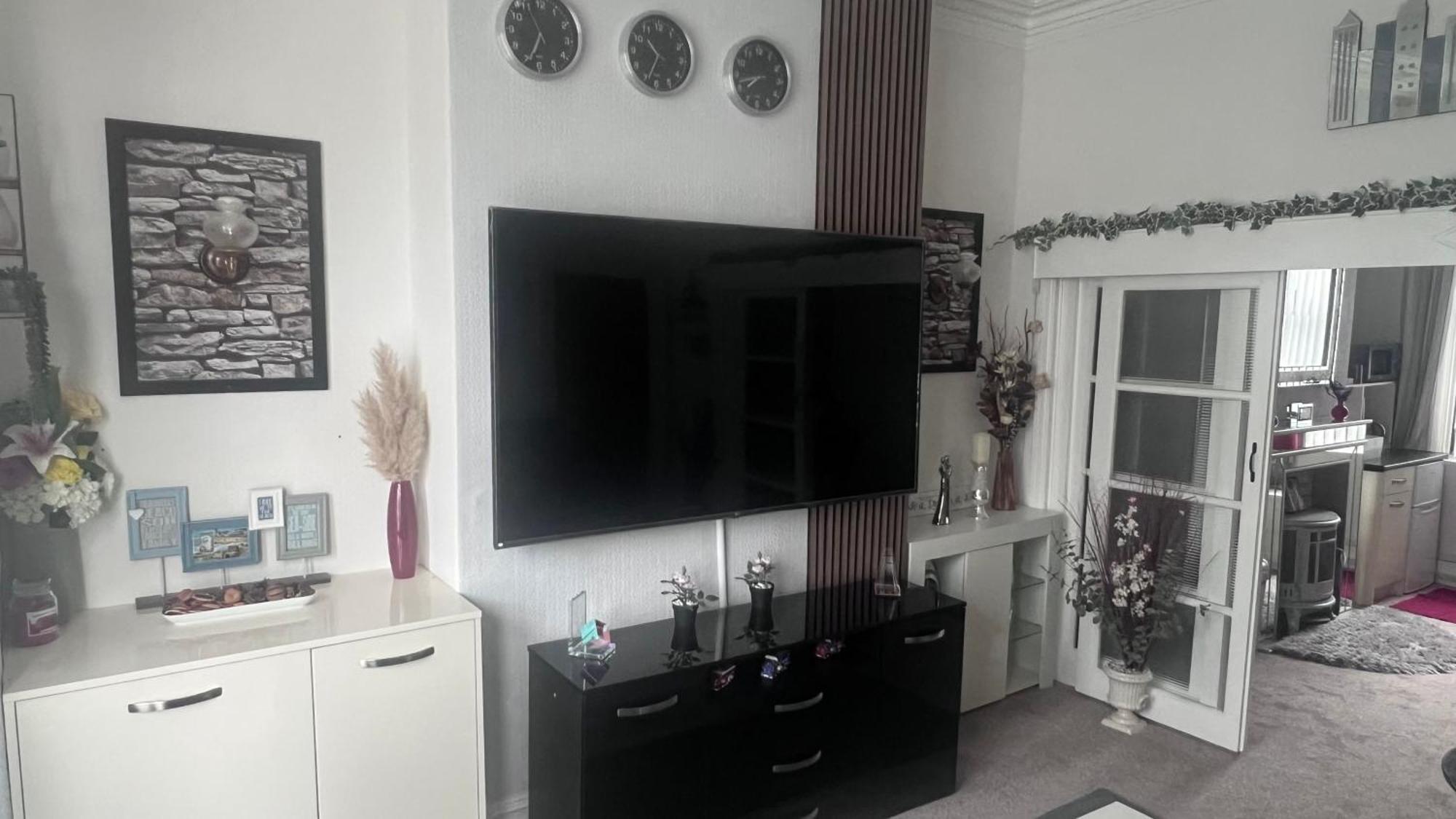 Guest house Victoria House - Self Catering Quiet - Adult Singles And Couples Only