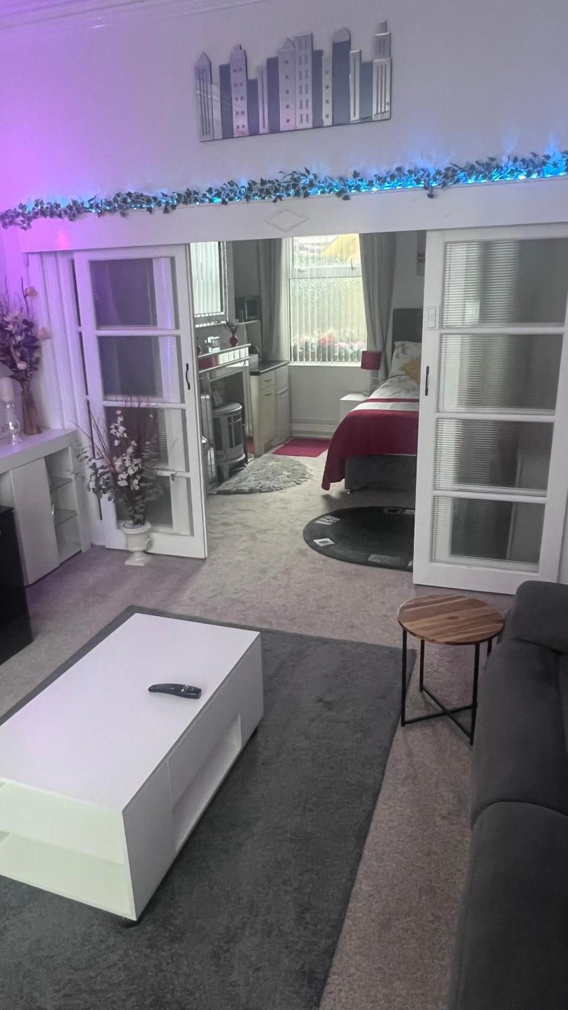 Victoria House - Self Catering Quiet - Adult Singles And Couples Only Guest house Blackpool