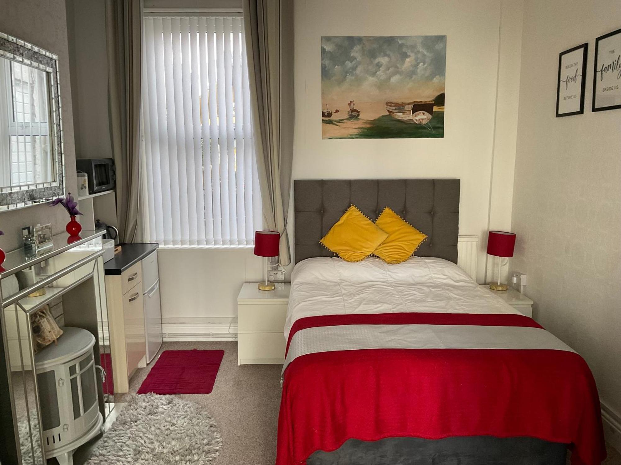 Victoria House - Self Catering Quiet - Adult Singles And Couples Only Guest house *