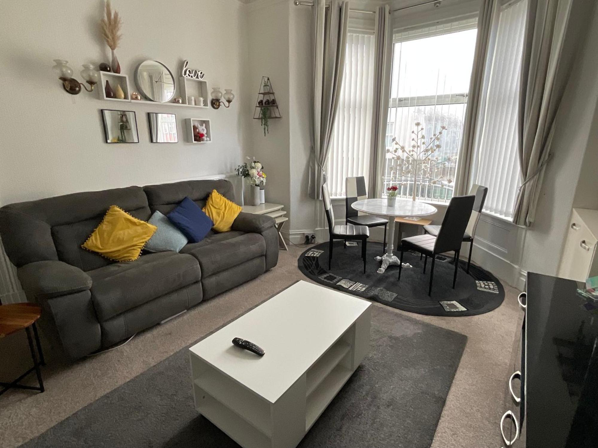 Guest house Victoria House - Self Catering Quiet - Adult Singles And Couples Only *