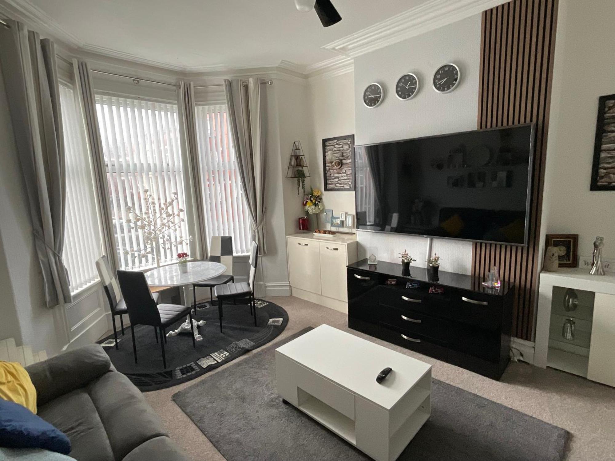 Victoria House - Self Catering Quiet - Adult Singles And Couples Only Guest house