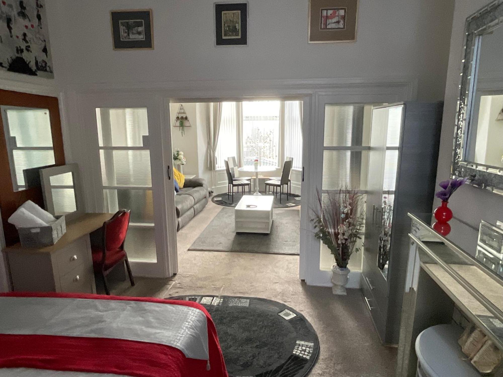 Guest house Victoria House - Self Catering Quiet - Adult Singles And Couples Only *