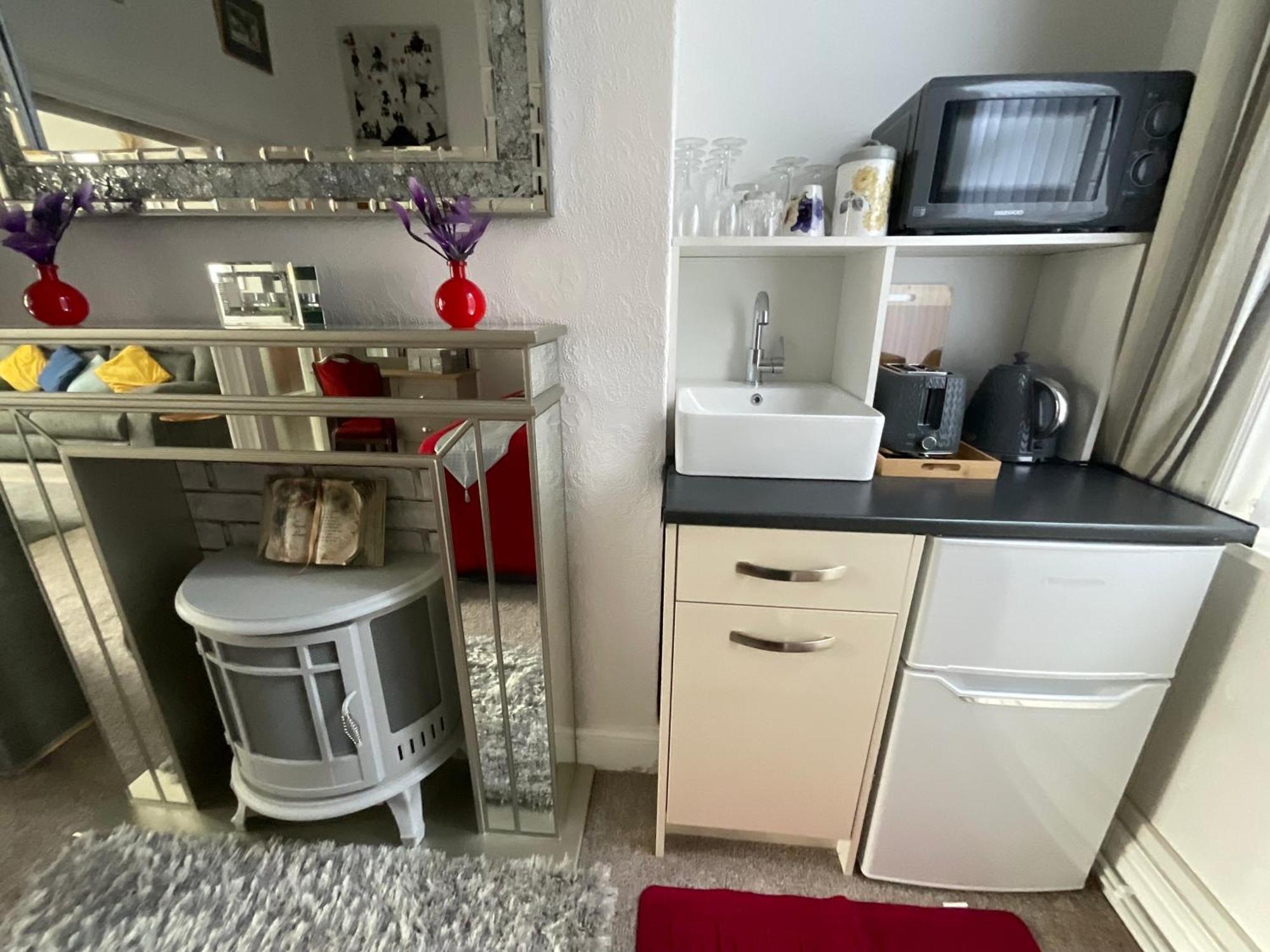 Victoria House - Self Catering Quiet - Adult Singles And Couples Only Guest house Blackpool