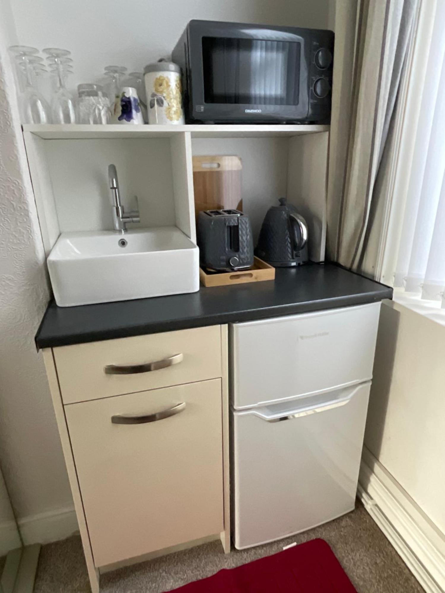 Victoria House - Self Catering Quiet - Adult Singles And Couples Only *