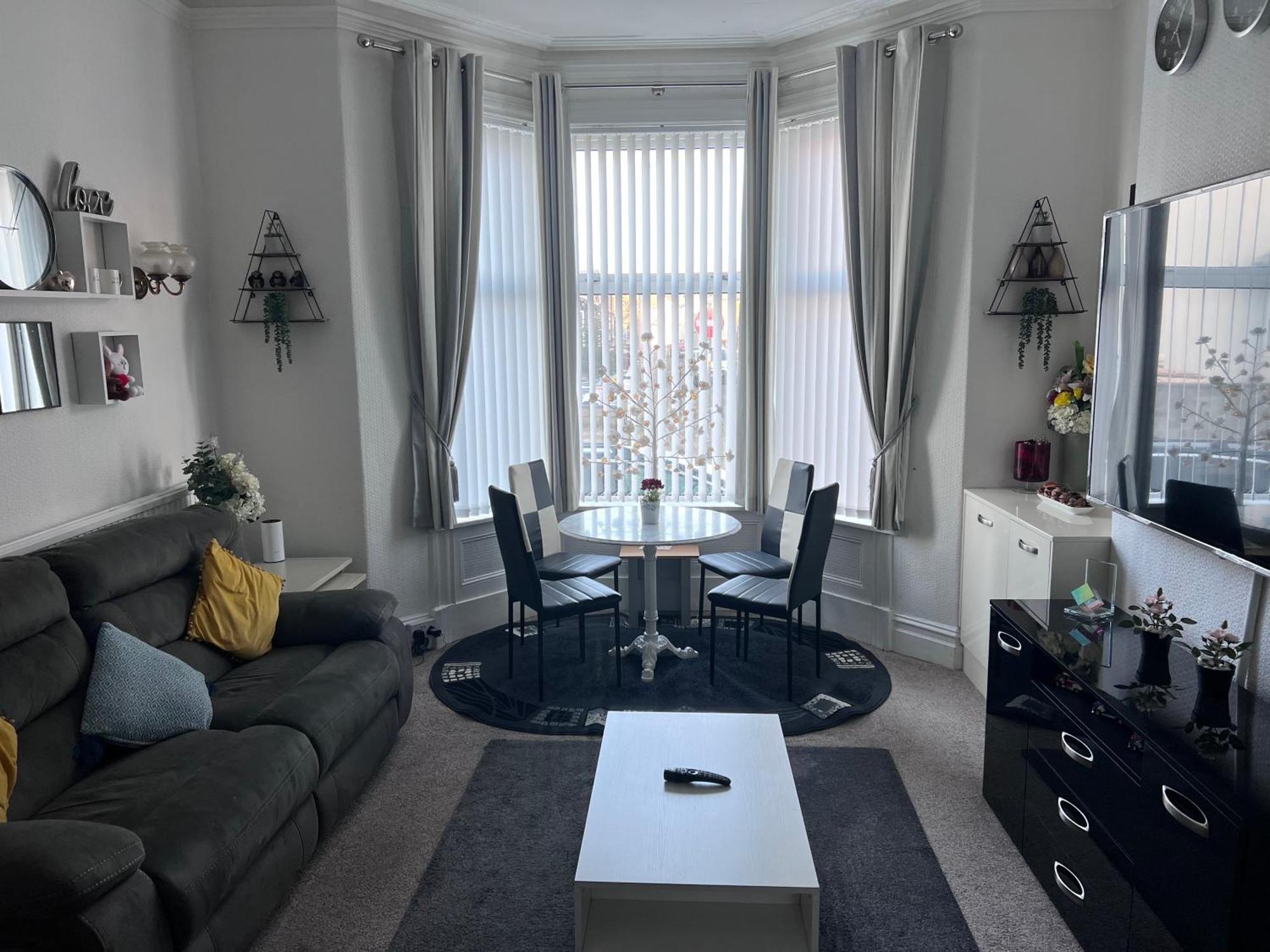 Victoria House - Self Catering Quiet - Adult Singles And Couples Only Blackpool