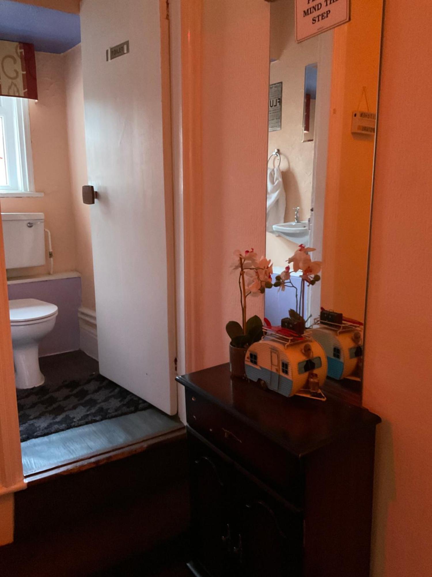Victoria House - Self Catering Quiet - Adult Singles And Couples Only