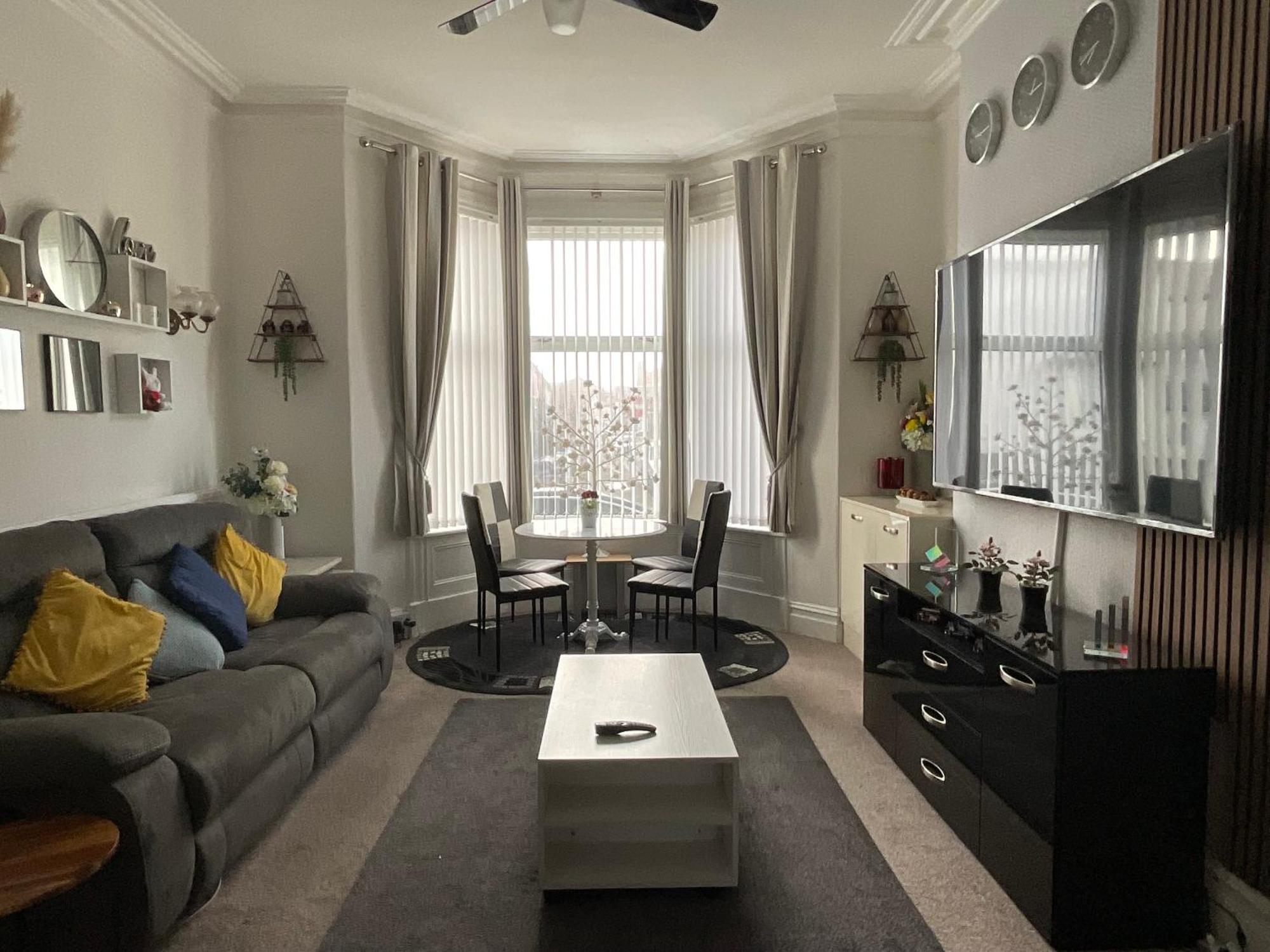 Guest house Victoria House - Self Catering Quiet - Adult Singles And Couples Only *