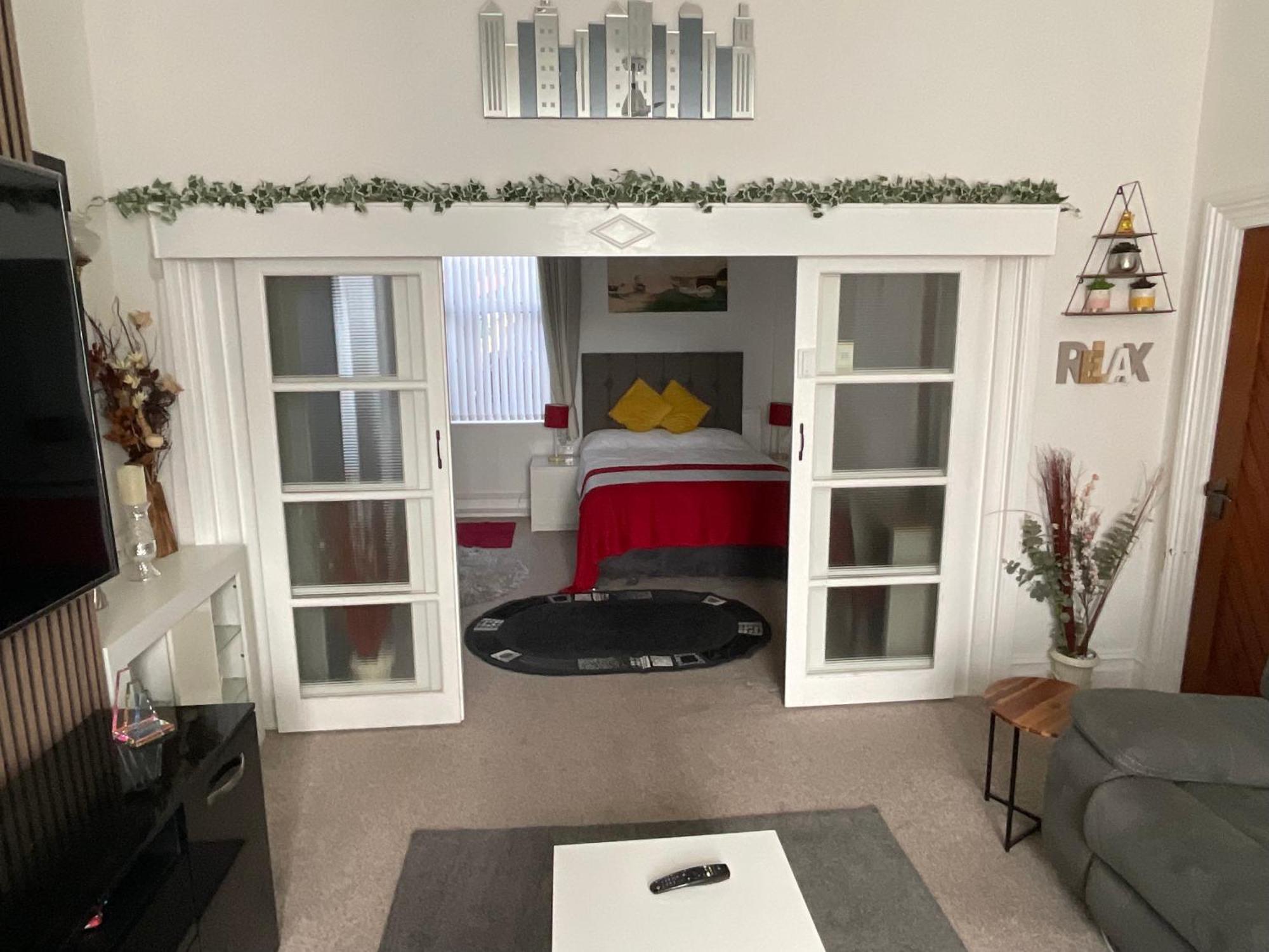 Victoria House - Self Catering Quiet - Adult Singles And Couples Only * Blackpool