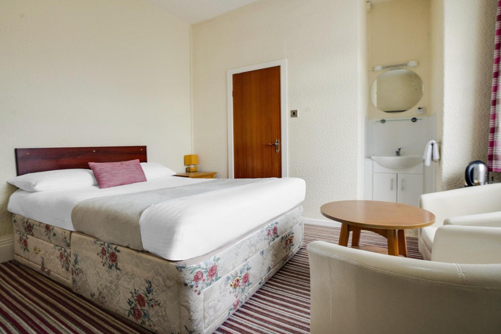 St Kildas, 3*