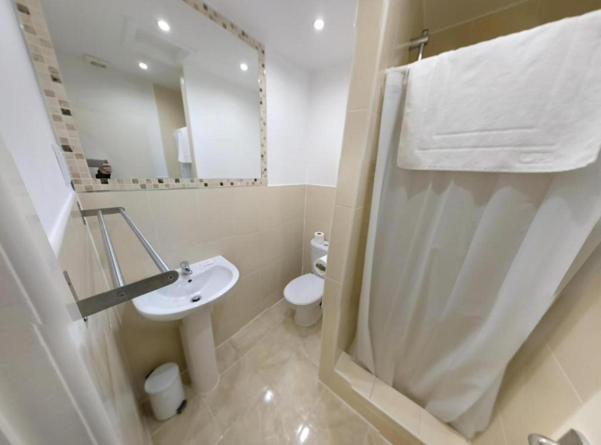 Oyo Wave Crest Hotel