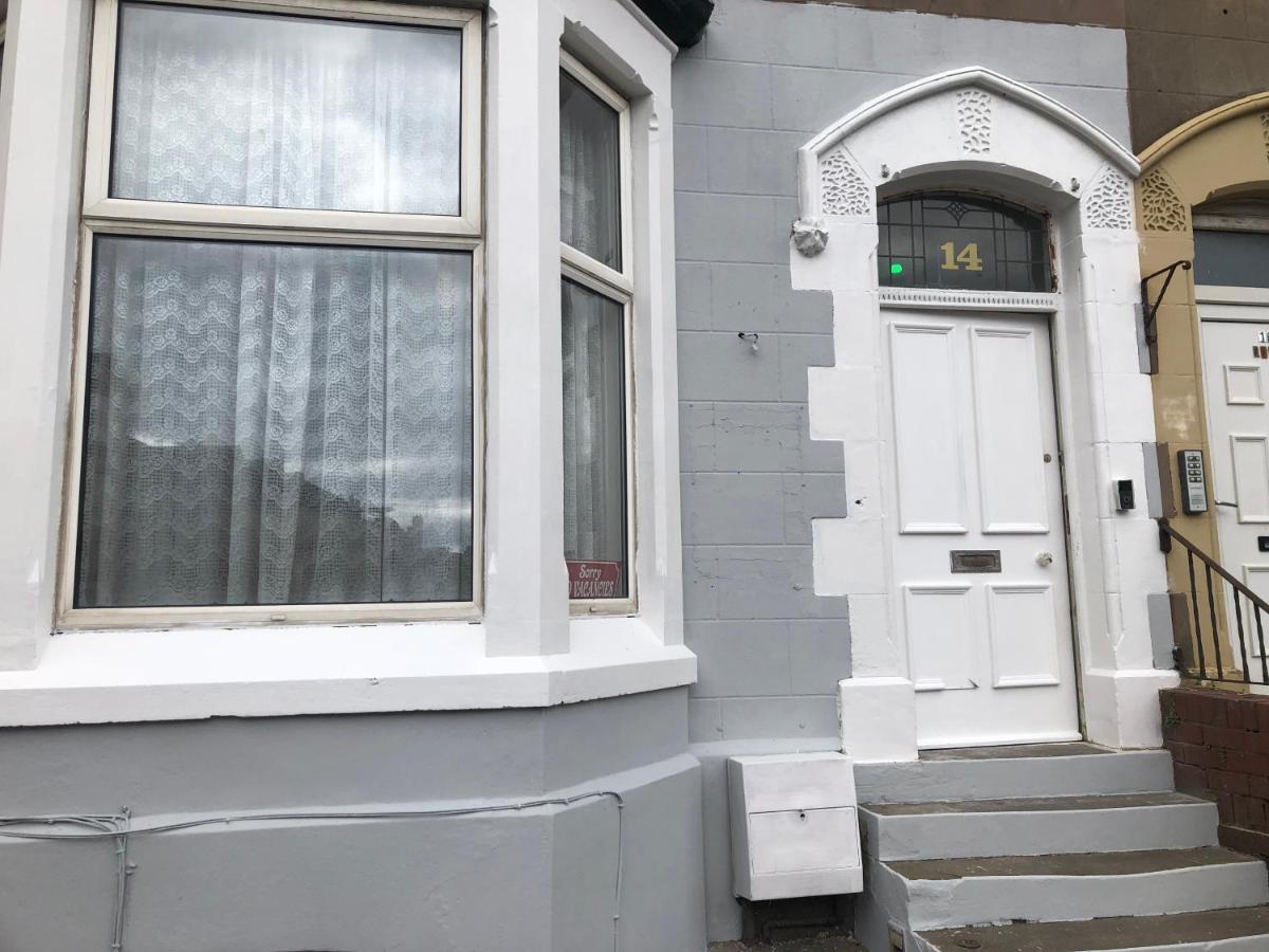 Victoria House - Self Catering Quiet - Adult Singles And Couples Only Guest house