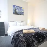 Egerton Choice - Town Centre - Modern And Spacious - Large Property