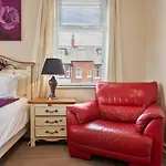 Comfortable Apartment In Blackpool Near Sea