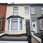 Media Manor - Fully Refurbished In 2022 - Large 6 Bedrooms, 3 Bathrooms Plus Media Games Room