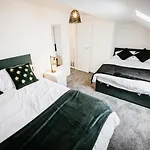 Modern House Sleeps 18 Or Perfect For Large Family.