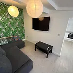 Tropical Apartment, 10 Min From Blackpool Tower, Outside Space, Sleeps 12
