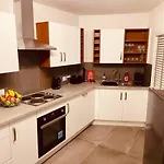 Luxury Suite 3 Bed Apartment Sleeps 6-8