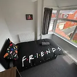 Friends House, Hot Tub, Sleeps 6