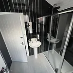 Safari Apartment, Free Parking, 10Min Walk To Blackpool Tower, Sleeps 12