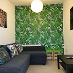 Tropical Apartment, 10 Min From Blackpool Tower, Outside Space, Sleeps 12