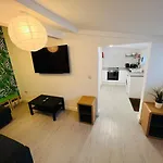 Tropical Apartment, 10 Min From Blackpool Tower, Outside Space, Sleeps 12